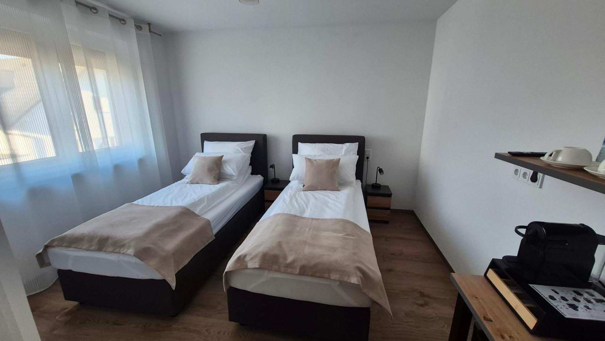 Apartments Seibel Doppel-Zweibettzimmer Mit Bad 로이틀링겐 외부 사진